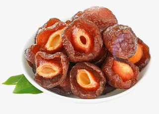 圆瓷碟装的半边梅干免抠