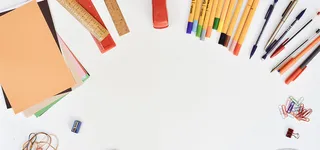 学习教学桌子上有学习文化知识的文具图片高清