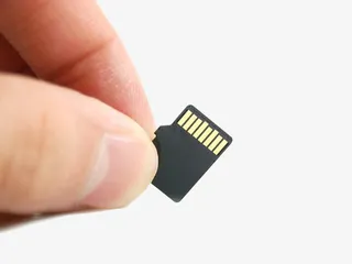 手拿着TF卡免抠