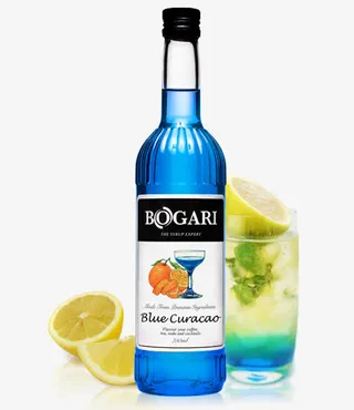 加入蓝柑糖浆的蓝色鸡尾酒免抠