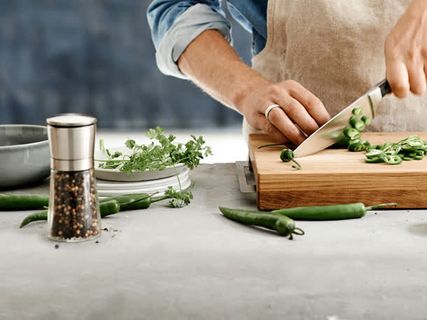 厨房切青椒高清素材图片免抠