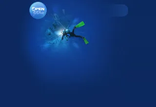 蓝色海报海里的潜水员免抠