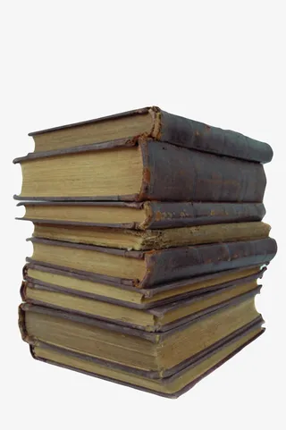 深棕色老旧带划痕的一叠书实物免抠