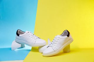 黄蓝色壁纸白色鞋子免抠