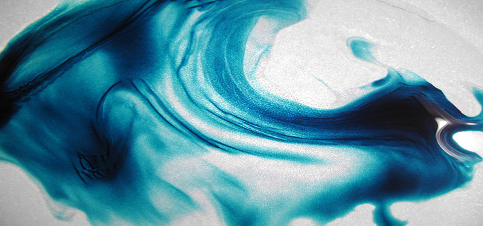 水中蓝色墨滴晕染背景高清
