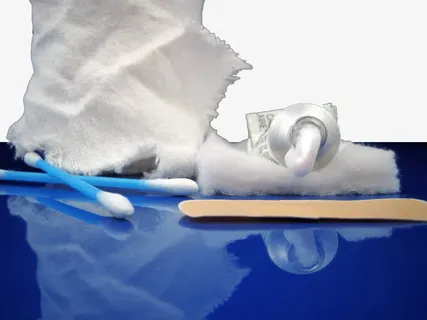 蓝色台子上的纱布免抠