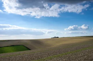 蓝天白云大地海报背景