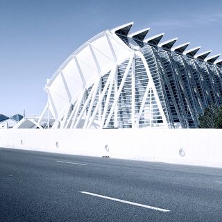 现代化高端建筑男装服饰PSD分层主图背景高清