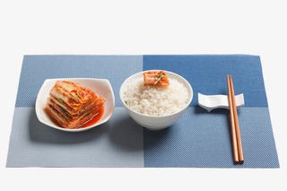 白色米饭配辣白菜免抠