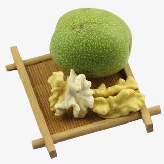 竹盘上的青皮核桃免抠