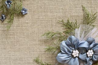 花朵装饰与麻布背景
