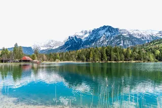 唯美雪山湖泊景色免抠