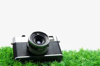 草地上的相机免抠