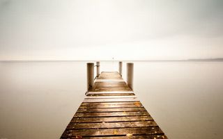 灰色海面木桥海报背景