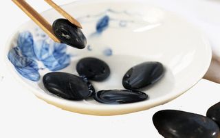 精致的黑色石子免抠