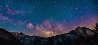 星空下的山脉背景图高清