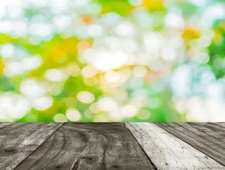 木板与虚化风景背景