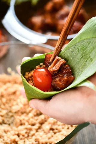 端午节包蛋黄肉粽高清