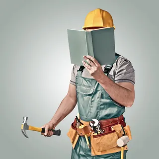 手拿榔头看书的装修工人免抠 手拿榔头看书的装修工人免抠