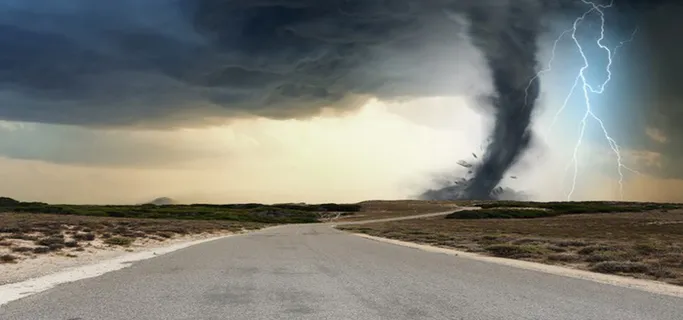 荒凉草原上的龙卷风高清