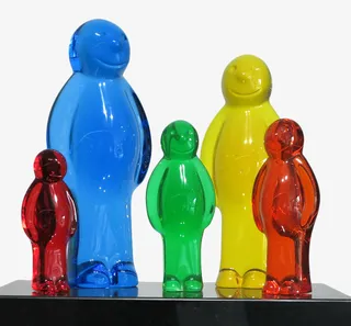 波普风一家人雕塑免抠