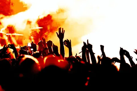 酒吧里跳舞的人免抠