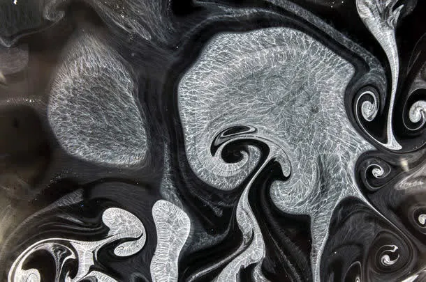 黑色与白色颜料混合背景