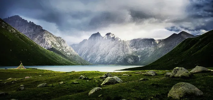 山间湖泊背景图高清