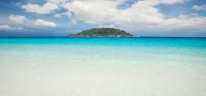 夏季海边沙滩岛屿蓝色白色旅游婚庆摄影海报高清