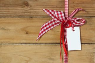 木板上的蝴蝶结标签免抠