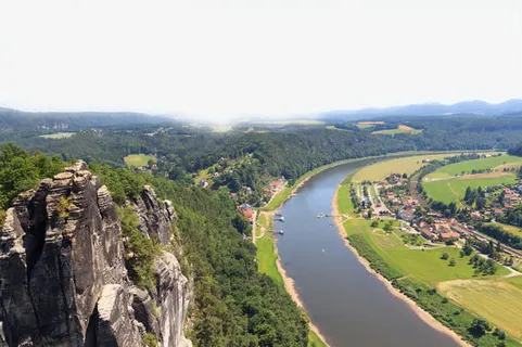 山脚下河流和村落免抠