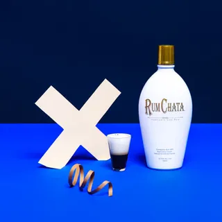 黑蓝色上的化妆品免抠