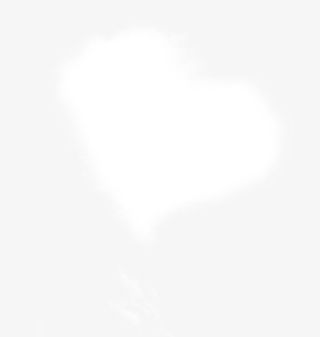 夏日天空中的蓬松的心形云。免抠