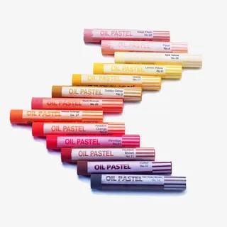 一盒水彩笔免抠