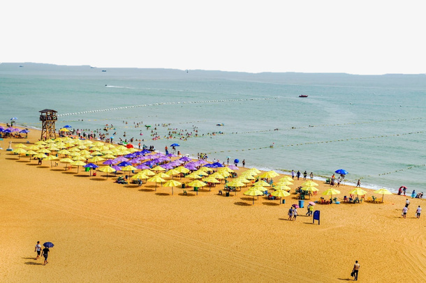 热闹的海滨浴场沙滩太阳伞免扣免抠