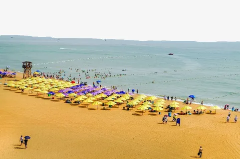 热闹的海滨浴场沙滩太阳伞免扣免抠