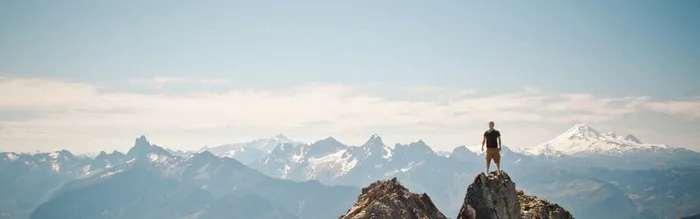站在山顶的人背景高清
