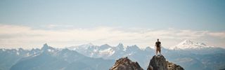 站在山顶的人背景高清
