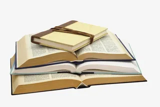 翻开被捆绑着的堆起来的书实物免抠