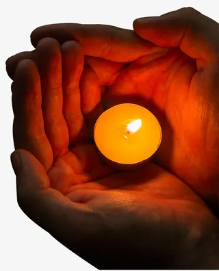 手捧黄色蜡烛的双手免抠