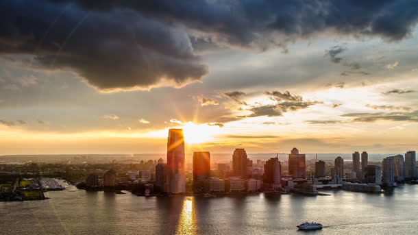 太阳光下的城市海报背景