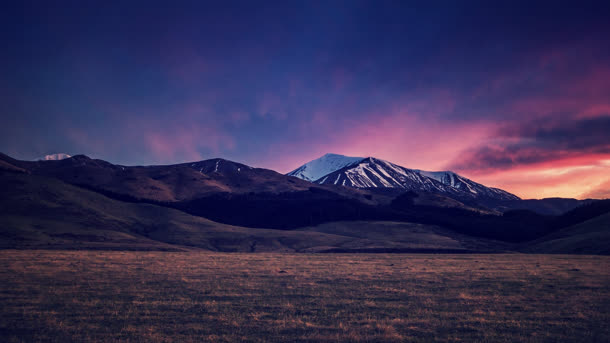 蓝天粉色云彩山峰草地免抠