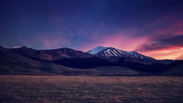 蓝天粉色云彩山峰草地免抠