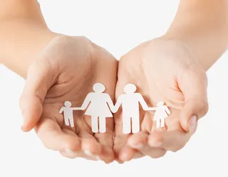 手捧着家庭人物剪纸免抠