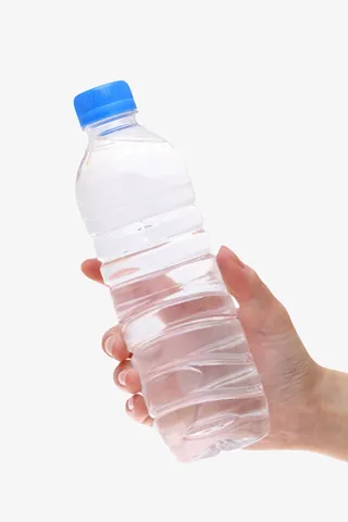 透明解渴手拿着的一瓶饮料实物免抠