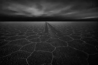 黑色干涸裂纹土地海报背景