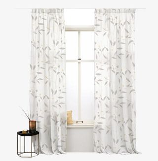 白色树叶的窗帘实物免抠