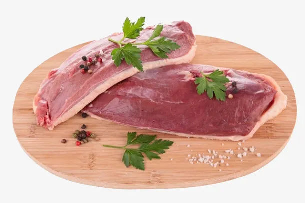 砧板上新鲜的鸭胸肉免抠