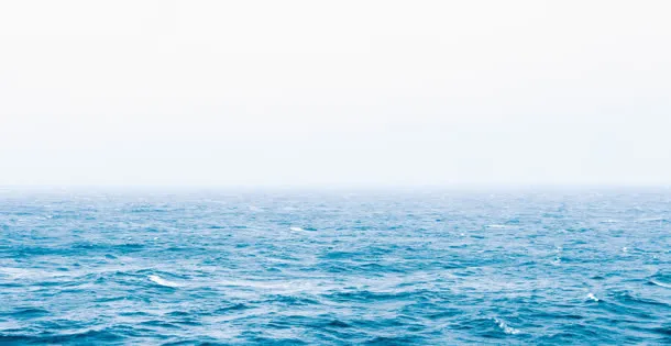 蓝色海平面美丽浪花免抠