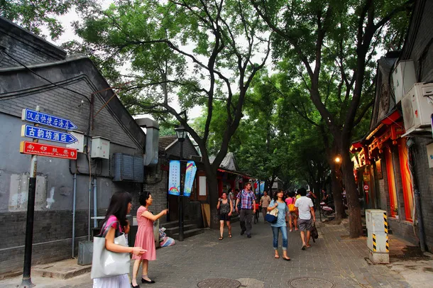 热闹的北京胡同街道免抠